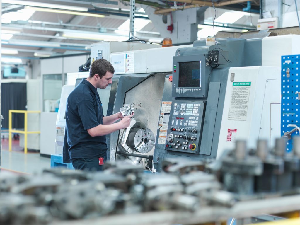 Tours CNC à poupée mobile, poupée fixe, automatisable avec robots collaboratifs