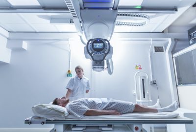 Machines-outils et robots pour les pièces médicales